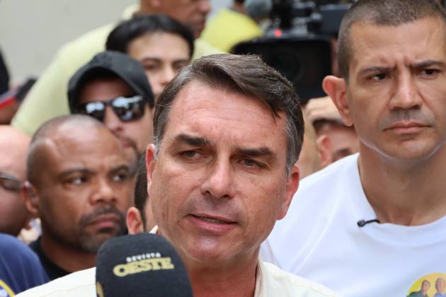 Flavio Bolsonaro votes at a school in the northern zone of Rio de Janeiro. Flavio Bolsonaro (PL RJ), senator and candidate for president of the republic, votes accompanied by his wife Fernanda, Douglas Ruas (PL RJ), state deputy and candidate for governor of Rio de Janeiro, Carlos Portinho (PL RJ), senator and candidate for re-election, and Carlos Jordy (PL RJ), federal deputy and candidate for senator, at the Barao Homem de Mello Municipal School, in Vila Isabel, in the northern zone of the city, this Sunday, the 4th. RIO DE JANEIRO Isabel Village RJ BRAZIL Copyright: xCharlesxShollx
