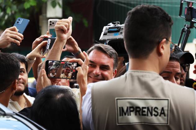 Flavio Bolsonaro votes at a school in the northern zone of Rio de Janeiro. Flavio Bolsonaro (PL RJ), senator and candidate for president of the republic, votes accompanied by his wife Fernanda, Douglas Ruas (PL RJ), state deputy and candidate for governor of Rio de Janeiro, Carlos Portinho (PL RJ), senator and candidate for re-election, and Carlos Jordy (PL RJ), federal deputy and candidate for senator, at the Barao Homem de Mello Municipal School, in Vila Isabel, in the northern zone of the city, this Sunday, the 4th. RIO DE JANEIRO Isabel Village RJ BRAZIL Copyright: xCharlesxShollx