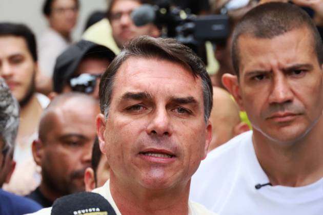 Flavio Bolsonaro votes at a school in the northern zone of Rio de Janeiro. Flavio Bolsonaro (PL RJ), senator and candidate for president of the republic, votes accompanied by his wife Fernanda, Douglas Ruas (PL RJ), state deputy and candidate for governor of Rio de Janeiro, Carlos Portinho (PL RJ), senator and candidate for re-election, and Carlos Jordy (PL RJ), federal deputy and candidate for senator, at the Barao Homem de Mello Municipal School, in Vila Isabel, in the northern zone of the city, this Sunday, the 4th. RIO DE JANEIRO Isabel Village RJ BRAZIL Copyright: xCharlesxShollx