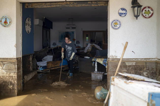 Heavy rains in Catalonia leave two dead and the Besòs River at risk of flooding. Residents clean up the mud that has accumulated in the streets and homes due to the torrential rains, on October 4, 2026, in Montornès del Vallès, Barcelona, Catalonia, Spain. The storm hitting Catalonia has left two people dead in the region. The president of the Generalitat, Salvador Illa, reported the death in Tordera of a 75-year-old man, who was at a campground when a wall reportedly collapsed on him. The second victim is a person who had been reported missing and was found in Montornès del Vallès. Emergency services are searching for another missing person in Riera de Pineda de Mar. The rains and storms have put eleven autonomous communities on alert thi Copyright: xLorenaxSopênax 7820126
