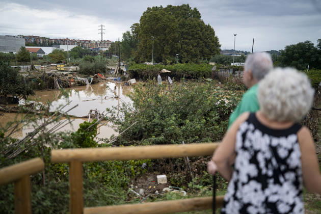 Heavy rains in Catalonia leave two dead and the Besòs River at risk of flooding Two people look at the mud and standing water caused by the torrential rains on October 4, 2026, in Montornès del Vallès, Barcelona, Catalonia, Spain. The storm hitting Catalonia has left two people dead in the region. The president of the Generalitat, Salvador Illa, reported the death in Tordera of a 75-year-old man, who was at a campground when a wall reportedly collapsed on him. The second victim is a person who had been reported missing and was found in Montornès del Vallès. Emergency services are searching for another missing person in Riera de Pineda de Mar. The rains and storms have put eleven autonomous communities on alert this Sunday in Spain, includi Copyright: xLorenaxSopênax 7820143