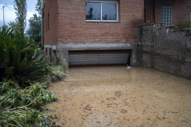 Heavy rains in Catalonia leave two dead and the Besòs River at risk of flooding; interiors of homes covered in mud due to torrential rains, October 4, 2026, in Montornès del Vallès, Barcelona, Catalonia, Spain. The storm hitting Catalonia has left two people dead in the region. The president of the Generalitat, Salvador Illa, reported the death in Tordera of a 75-year-old man, who was at a campground when a wall reportedly collapsed on him. The second victim is a person who had been reported missing and was found in Montornès del Vallès. Emergency services are searching for another missing person in Riera de Pineda de Mar. The rains and storms have put eleven autonomous communities on alert this Sunday in Spain, including a red alert with Copyright: xLorenaxSopênax 7820144