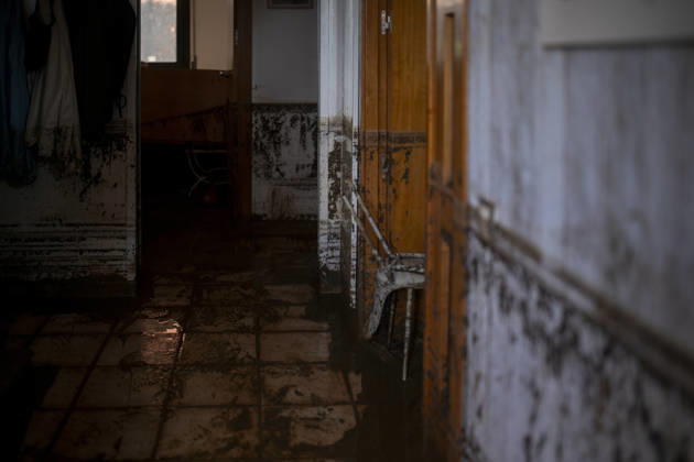 Heavy rains in Catalonia leave two dead and the Besòs River at risk of flooding; interiors of homes covered in mud due to torrential rains, October 4, 2026, in Montornès del Vallès, Barcelona, Catalonia, Spain. The storm hitting Catalonia has left two people dead in the region. The president of the Generalitat, Salvador Illa, reported the death in Tordera of a 75-year-old man, who was at a campground when a wall reportedly collapsed on him. The second victim is a person who had been reported missing and was found in Montornès del Vallès. Emergency services are searching for another missing person in Riera de Pineda de Mar. The rains and storms have put eleven autonomous communities on alert this Sunday in Spain, including a red alert with Copyright: xLorenaxSopênax 7820145