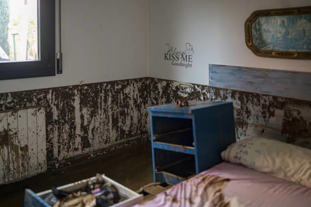 Heavy rains in Catalonia leave two dead and the Besòs River at risk of flooding; interiors of homes covered in mud due to torrential rains, October 4, 2026, in Montornès del Vallès, Barcelona, Catalonia, Spain. The storm hitting Catalonia has left two people dead in the region. The president of the Generalitat, Salvador Illa, reported the death in Tordera of a 75-year-old man, who was at a campground when a wall reportedly collapsed on him. The second victim is a person who had been reported missing and was found in Montornès del Vallès. Emergency services are searching for another missing person in Riera de Pineda de Mar. The rains and storms have put eleven autonomous communities on alert this Sunday in Spain, including a red alert with Copyright: xLorenaxSopênax 7820146