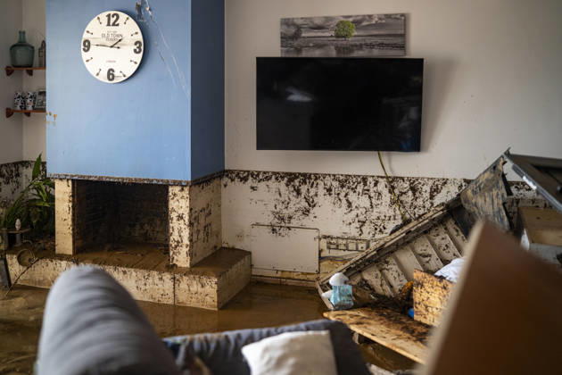 Heavy rains in Catalonia leave two dead and the Besòs River at risk of flooding; interiors of homes covered in mud due to torrential rains, October 4, 2026, in Montornès del Vallès, Barcelona, Catalonia, Spain. The storm hitting Catalonia has left two people dead in the region. The president of the Generalitat, Salvador Illa, reported the death in Tordera of a 75-year-old man, who was at a campground when a wall reportedly collapsed on him. The second victim is a person who had been reported missing and was found in Montornès del Vallès. Emergency services are searching for another missing person in Riera de Pineda de Mar. The rains and storms have put eleven autonomous communities on alert this Sunday in Spain, including a red alert with Copyright: xLorenaxSopênax 7820147