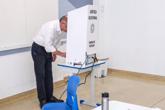 Geraldo Alckmin votes at a school in the southern zone of Sao Paulo. Vice-President of the Republic of Brazil and candidate for re-election, Geraldo Alckmin (PSB) votes at Colegio Santo Americo, in the southern zone of Sao Paulo, this Sunday, October 4, 2026. SAO PAULO BRAZIL BRA Copyright: xMARINAxUEZIMAx