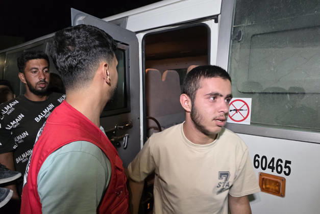 Five Released Prisoners Arrive at Nasser Medical Complex in Khan Younis Five released Palestinian prisoners arrive aboard vehicles of the International Committee of the Red Cross (ICRC) at Nasser Medical Complex in Khan Younis, southern Gaza Strip, on October 4, 2026. The prisoners were released from Israeli jails. Photo by Tariq Mohammad APA Images Khan Yunis Gaza Strip Palestinian Territory 041026_Khan_Yunis_TM_2_00(5) Copyright: xapaimagesxTariqxMohammad xapaimagesx