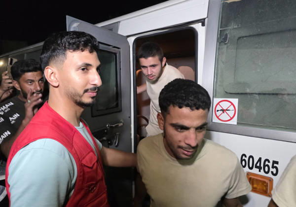 Five Released Prisoners Arrive at Nasser Medical Complex in Khan Younis Five released Palestinian prisoners arrive aboard vehicles of the International Committee of the Red Cross (ICRC) at Nasser Medical Complex in Khan Younis, southern Gaza Strip, on October 4, 2026. The prisoners were released from Israeli jails. Photo by Tariq Mohammad APA Images Khan Yunis Gaza Strip Palestinian Territory 041026_Khan_Yunis_TM_2_00(6) Copyright: xapaimagesxTariqxMohammad xapaimagesx