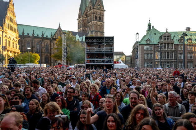 Celebrating German Unity Day in Bremen: German Unity Day 2026 celebrations, Bremen, October 4, 2026; Bremen, public festival, Kamrad Bremen concert, Germany, October 4, 2026: Celebrating German Unity Day in Bremen at the Market Square and City Hall on October 4, 2026, in Bremen, Germany. Photo by Axel Kaste. Kamrad concert in Bremen’s Market Square and City Hal Tag der Deutschen Einheit Konzert Kamrad + Versengold 4.10.26 LR-2050