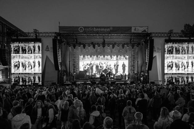 Celebrating German Unity Day in Bremen: German Unity Day 2026 celebrations, Bremen, October 4, 2026; Bremen, public festival, hosting of the Unity Dance; Bremen, Germany, October 4, 2026 Celebrating German Unity Day in Bremen at the Market Square, City Hall on October 4, 2026 in Bremen, Germany Photo by Axel Kaste, Concert at Bremen Market Square, City Ha Tag der Deutschen Einheit Konzert Kamrad + Versengold 4.10.26 LR-2151