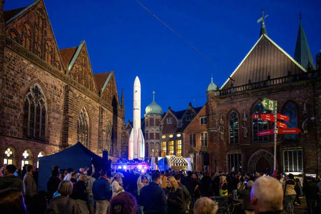 Celebrating German Unity Day in Bremen: German Unity Day 2026 celebrations, Bremen, October 4, 2026; Bremen, public festival; the Ariane rocket illuminates Bremen, Germany, October 4, 2026 Celebrating German Unity Day in Bremen at the Market Square, City Hall on October 4, 2026 in Bremen, Germany Photo by Axel Kaste, Concert at Bremen Market Square, City Ha Tag der Deutschen Einheit Konzert Kamrad + Versengold 4.10.26 LR-2153