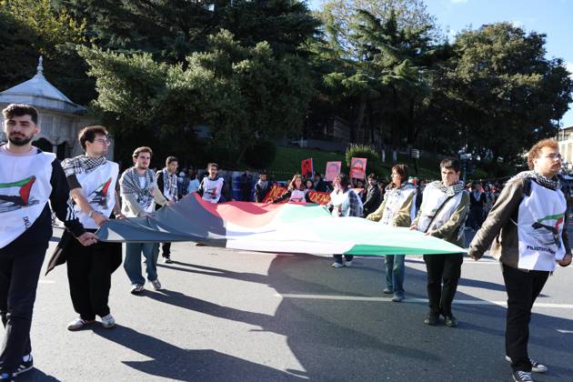 Pro-Palestinian protesters march through Istanbul ISTANBUL, TURKIYE, OCTOBER 4, 2026: Hundreds of demonstrators gather outside the Ataturk Cultural Center in Taksim before marching toward Dolmabahce during a protest organized by the Palestine Action Committee marking three years since the start of the Gaza war. Participants carried Palestinian flags and called for a full embargo on Israel and an end to commercial and diplomatic ties. The march concluded with a statement by organizers in Dolmabahce. istanbul Türkiye Copyright: x xÖzlemxKarayücelx xJNAxPressx