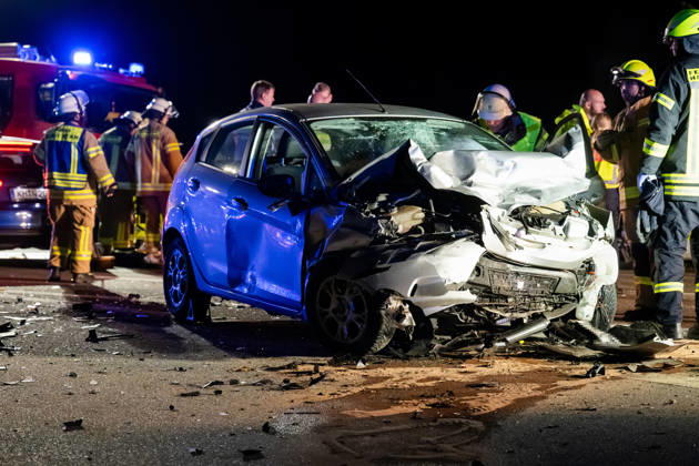 Schwerer Verkehrsunfall auf B428 Fahrer nach Kollision mit Rettungshubschrauber abtransportiert Am 04.10.2026 gegen 20:20 Uhr kam es auf der B428 Höhe Hackenheim zu einem schweren Verkehrsunfall mit zwei verletzten Fahrern. Ein PKW aus einer Seitenstraße kollidierte beim Abbiegevorgang mit der Fahrerseite eines zweiten Fahrzeugs. Nach Angaben von Alexander Jodeleit, Pressesprecher der Feuerwehr Bad Kreuznach, stellte die Feuerwehr den Brandschutz sicher, sicherte die Fahrzeuge und die Einsatzstelle und führte ein Batteriemanagement durch. Ein Fahrer wurde durch die Feuerwehr aus dem Fahrzeug befreit und mit einem Rettungshubschrauber abtransportiert. Die B428 war für die Dauer der Maßnahmen voll gesperrt. Hackenheim B428 Rheinland-