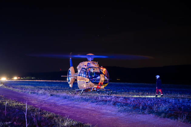 Schwerer Verkehrsunfall auf B428 Fahrer nach Kollision mit Rettungshubschrauber abtransportiert Am 04.10.2026 gegen 20:20 Uhr kam es auf der B428 Höhe Hackenheim zu einem schweren Verkehrsunfall mit zwei verletzten Fahrern. Ein PKW aus einer Seitenstraße kollidierte beim Abbiegevorgang mit der Fahrerseite eines zweiten Fahrzeugs. Nach Angaben von Alexander Jodeleit, Pressesprecher der Feuerwehr Bad Kreuznach, stellte die Feuerwehr den Brandschutz sicher, sicherte die Fahrzeuge und die Einsatzstelle und führte ein Batteriemanagement durch. Ein Fahrer wurde durch die Feuerwehr aus dem Fahrzeug befreit und mit einem Rettungshubschrauber abtransportiert. Die B428 war für die Dauer der Maßnahmen voll gesperrt. Hackenheim B428 Rheinland-