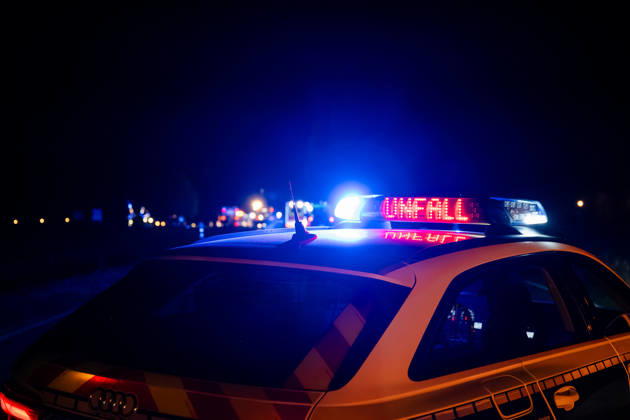 Schwerer Verkehrsunfall auf B428 Fahrer nach Kollision mit Rettungshubschrauber abtransportiert Am 04.10.2026 gegen 20:20 Uhr kam es auf der B428 Höhe Hackenheim zu einem schweren Verkehrsunfall mit zwei verletzten Fahrern. Ein PKW aus einer Seitenstraße kollidierte beim Abbiegevorgang mit der Fahrerseite eines zweiten Fahrzeugs. Nach Angaben von Alexander Jodeleit, Pressesprecher der Feuerwehr Bad Kreuznach, stellte die Feuerwehr den Brandschutz sicher, sicherte die Fahrzeuge und die Einsatzstelle und führte ein Batteriemanagement durch. Ein Fahrer wurde durch die Feuerwehr aus dem Fahrzeug befreit und mit einem Rettungshubschrauber abtransportiert. Die B428 war für die Dauer der Maßnahmen voll gesperrt. Hackenheim B428 Rheinland-
