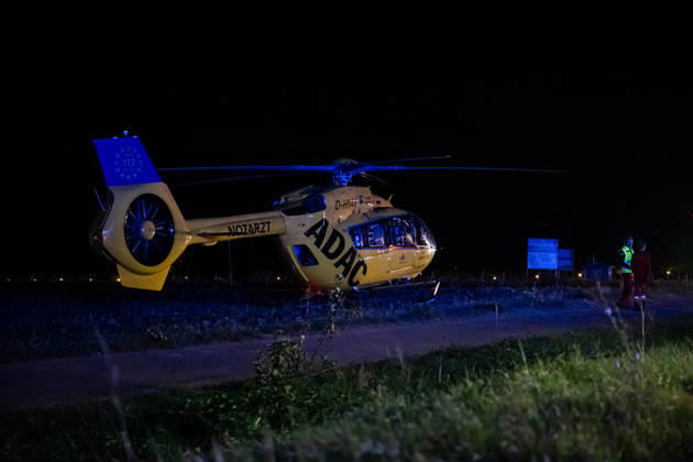 Schwerer Verkehrsunfall auf B428 Fahrer nach Kollision mit Rettungshubschrauber abtransportiert Am 04.10.2026 gegen 20:20 Uhr kam es auf der B428 Höhe Hackenheim zu einem schweren Verkehrsunfall mit zwei verletzten Fahrern. Ein PKW aus einer Seitenstraße kollidierte beim Abbiegevorgang mit der Fahrerseite eines zweiten Fahrzeugs. Nach Angaben von Alexander Jodeleit, Pressesprecher der Feuerwehr Bad Kreuznach, stellte die Feuerwehr den Brandschutz sicher, sicherte die Fahrzeuge und die Einsatzstelle und führte ein Batteriemanagement durch. Ein Fahrer wurde durch die Feuerwehr aus dem Fahrzeug befreit und mit einem Rettungshubschrauber abtransportiert. Die B428 war für die Dauer der Maßnahmen voll gesperrt. Hackenheim B428 Rheinland-