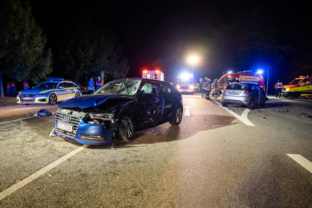Schwerer Verkehrsunfall auf B428 Fahrer nach Kollision mit Rettungshubschrauber abtransportiert Am 04.10.2026 gegen 20:20 Uhr kam es auf der B428 Höhe Hackenheim zu einem schweren Verkehrsunfall mit zwei verletzten Fahrern. Ein PKW aus einer Seitenstraße kollidierte beim Abbiegevorgang mit der Fahrerseite eines zweiten Fahrzeugs. Nach Angaben von Alexander Jodeleit, Pressesprecher der Feuerwehr Bad Kreuznach, stellte die Feuerwehr den Brandschutz sicher, sicherte die Fahrzeuge und die Einsatzstelle und führte ein Batteriemanagement durch. Ein Fahrer wurde durch die Feuerwehr aus dem Fahrzeug befreit und mit einem Rettungshubschrauber abtransportiert. Die B428 war für die Dauer der Maßnahmen voll gesperrt. Hackenheim B428 Rheinland-
