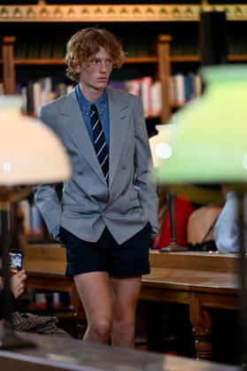 PFW Valentino Runway A model walks the runway at the Valentino show during Paris Fashion Week, in Paris, France on 4 October 2026. Photo by Julien Reynaud APS-Medias ABACAPRESS.COM Paris France Copyright: xReynaudxJulien APS-Medias ABACAx