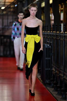 PFW Valentino Runway A model walks the runway at the Valentino show during Paris Fashion Week, in Paris, France on 4 October 2026. Photo by Julien Reynaud APS-Medias ABACAPRESS.COM Paris France Copyright: xReynaudxJulien APS-Medias ABACAx