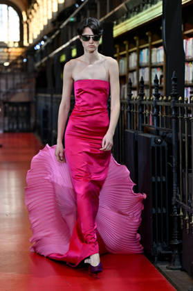 PFW Valentino Runway A model walks the runway at the Valentino show during Paris Fashion Week, in Paris, France on 4 October 2026. Photo by Julien Reynaud APS-Medias ABACAPRESS.COM Paris France Copyright: xReynaudxJulien APS-Medias ABACAx