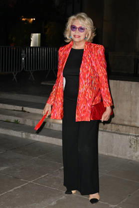 PFW Jean Paul Gaultier Outside Arrivals Amanda Lear arriving at Jean Paul Gaultier show during Paris Fashion Week, in Paris, France on 4 October 2026. Photo by Julien Reynaud APS-Medias ABACAPRESS.COM Paris France Copyright: xReynaudxJulien APS-Medias ABACAx