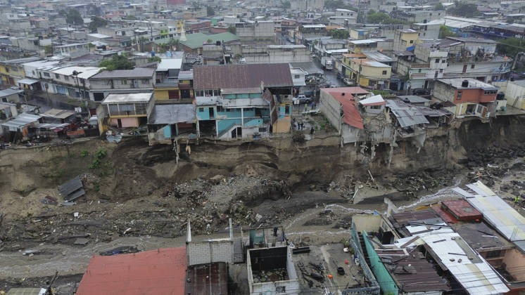 Heavy rains linked to El Nino trigger severe land collapse in Guatemala SAN MIGUEL PETAPA, GUATEMALA - OCTOBER 04: The Pinula River surges following relentless rainfall linked to the El Nino phenomenon, triggering severe erosion and the collapse of homes in the Villa Hermosa I neighborhood of San Miguel Petapa, Guatemala on October 04, 2026. Official reports indicate extensive structural damage and continuous land loss, exacerbating years of riverbank erosion and placing neighboring residential properties at critical risk as heavy precipitation and scouring persist. Luis Vargas Anadolu San Miguel Petapa Guatemala. Editorial use only. Please get in touch for any other usage.  Copyright: x2026xAnadoluxLuisxVargasx