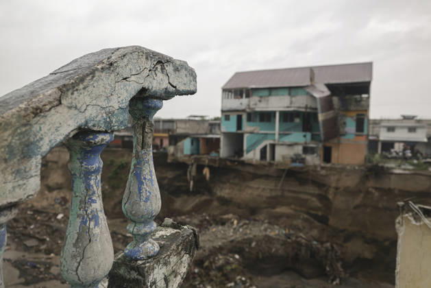 Heavy rains linked to El Nino trigger severe land collapse in Guatemala SAN MIGUEL PETAPA, GUATEMALA - OCTOBER 04: The Pinula River surges following relentless rainfall linked to the El Nino phenomenon, triggering severe erosion and the collapse of homes in the Villa Hermosa I neighborhood of San Miguel Petapa, Guatemala on October 04, 2026. Official reports indicate extensive structural damage and continuous land loss, exacerbating years of riverbank erosion and placing neighboring residential properties at critical risk as heavy precipitation and scouring persist. Luis Vargas Anadolu San Miguel Petapa Guatemala. Editorial use only. Please get in touch for any other usage.  Copyright: x2026xAnadoluxLuisxVargasx
