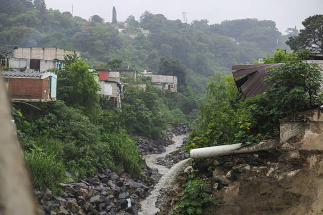 Heavy rains linked to El Nino trigger severe land collapse in Guatemala SAN MIGUEL PETAPA, GUATEMALA - OCTOBER 04: The Pinula River surges following relentless rainfall linked to the El Nino phenomenon, triggering severe erosion and the collapse of homes in the Villa Hermosa I neighborhood of San Miguel Petapa, Guatemala on October 04, 2026. Official reports indicate extensive structural damage and continuous land loss, exacerbating years of riverbank erosion and placing neighboring residential properties at critical risk as heavy precipitation and scouring persist. Luis Vargas Anadolu San Miguel Petapa Guatemala. Editorial use only. Please get in touch for any other usage.  Copyright: x2026xAnadoluxLuisxVargasx