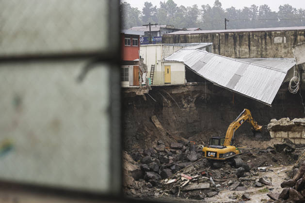 Heavy rains linked to El Nino trigger severe land collapse in Guatemala SAN MIGUEL PETAPA, GUATEMALA - OCTOBER 04: The Pinula River surges following relentless rainfall linked to the El Nino phenomenon, triggering severe erosion and the collapse of homes in the Villa Hermosa I neighborhood of San Miguel Petapa, Guatemala on October 04, 2026. Official reports indicate extensive structural damage and continuous land loss, exacerbating years of riverbank erosion and placing neighboring residential properties at critical risk as heavy precipitation and scouring persist. Luis Vargas Anadolu San Miguel Petapa Guatemala. Editorial use only. Please get in touch for any other usage.  Copyright: x2026xAnadoluxLuisxVargasx