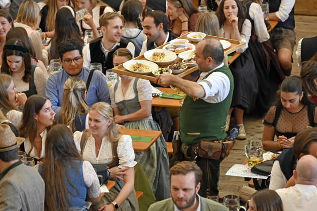 Visitors in a festival tent at the 191st Oktoberfest in 2026 at the Theresienwiese in Munich, October 4, 2026 Foto:xB.xSaarx xFuturexImagex oktoberfest_6001
