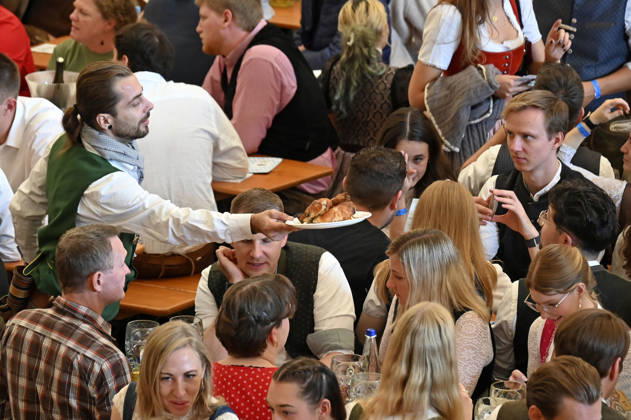 Visitors in a festival tent at the 191st Oktoberfest in 2026 at the Theresienwiese in Munich, October 4, 2026 Foto:xB.xSaarx xFuturexImagex oktoberfest_6003