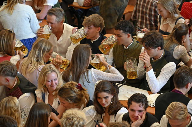 Visitors in a festival tent at the 191st Oktoberfest in 2026 at the Theresienwiese in Munich, October 4, 2026 Foto:xB.xSaarx xFuturexImagex oktoberfest_6004