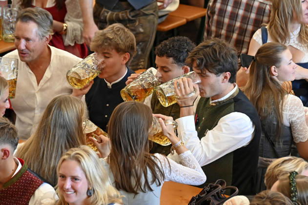 Visitors in a festival tent at the 191st Oktoberfest in 2026 at the Theresienwiese in Munich, October 4, 2026 Foto:xB.xSaarx xFuturexImagex oktoberfest_6005