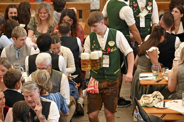 Visitors in a festival tent at the 191st Oktoberfest in 2026 at the Theresienwiese in Munich, October 4, 2026 Foto:xB.xSaarx xFuturexImagex oktoberfest_6006