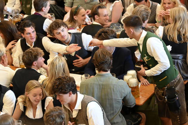 Visitors in a festival tent at the 191st Oktoberfest in 2026 at the Theresienwiese in Munich, October 4, 2026 Foto:xB.xSaarx xFuturexImagex oktoberfest_6007