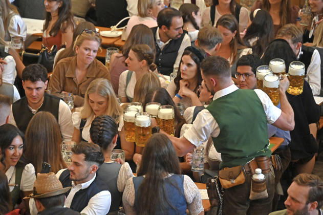 Visitors in a festival tent at the 191st Oktoberfest in 2026 at the Theresienwiese in Munich, October 4, 2026 Foto:xB.xSaarx xFuturexImagex oktoberfest_6009
