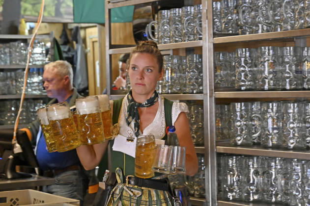 Beer service at the 191st Oktoberfest 2026 at the Theresienwiese in Munich, October 4, 2026 Foto:xB.xSaarx xFuturexImagex oktoberfest_6010