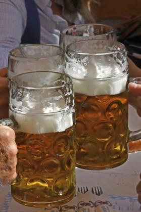 Beer service at the 191st Oktoberfest 2026 at the Theresienwiese in Munich, October 4, 2026 Foto:xB.xSaarx xFuturexImagex oktoberfest_6012