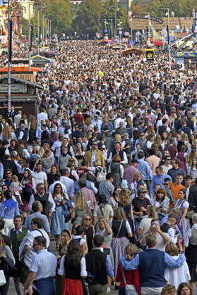 Oktoberfest visitors at the 191st Oktoberfest in 2026 at the Theresienwiese in Munich, October 4, 2026 Foto:xB.xSaarx xFuturexImagex oktoberfest_6015