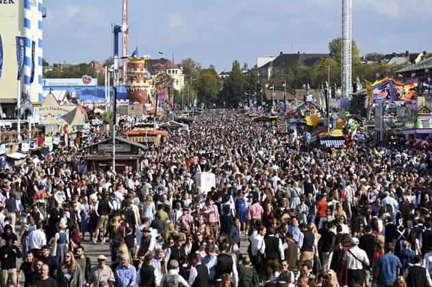 Oktoberfest visitors at the 191st Oktoberfest in 2026 at the Theresienwiese in Munich, October 4, 2026 Foto:xB.xSaarx xFuturexImagex oktoberfest_6017