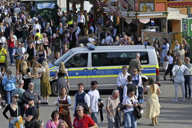 Police at the 191st Oktoberfest in 2026 at the Theresienwiese in Munich, October 4, 2026 Foto:xB.xSaarx xFuturexImagex oktoberfest_6019