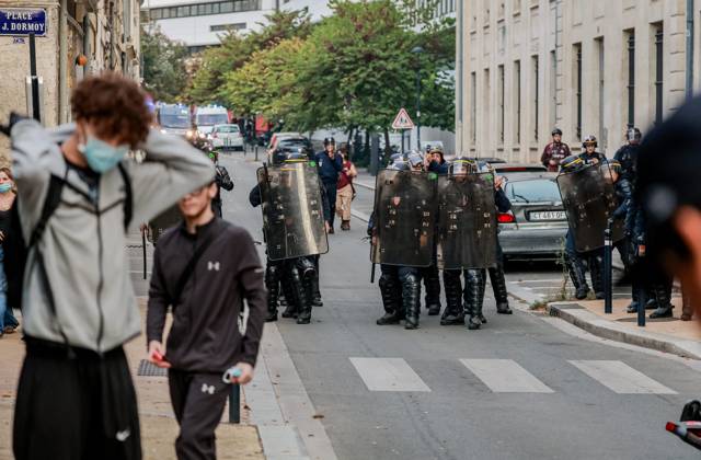 HIGH SCHOOL STUDENTS BLOCK ADMISSION AT GUSTAVE EIFFEL HIGH SCHOOL PHOTOPQR SUD OUEST GUILLAUME BONNAUD Bordeaux October 5, 2026 OCTOBER 5, 2026 IN BORDEAUX HIGH SCHOOL STUDENTS BLOCK ADMISSION AT GUSTAVE EIFFEL HIGH SCHOOL PH Guillaume Bonnaud France Fires have broken out at several schools in France, as students protest by blockading educational institutions nationwide over school funding and learning conditions Bordeaux GIRONDE France Copyright: xPHOTOPQR SUDxOUEST MAXPPPxGUILLAUMExBONNAUDx 20261005SDO9887 20261005SDO9887