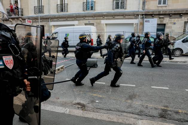 HIGH SCHOOL STUDENTS BLOCK ADMISSION AT GUSTAVE EIFFEL HIGH SCHOOL PHOTOPQR SUD OUEST GUILLAUME BONNAUD Bordeaux October 5, 2026 OCTOBER 5, 2026 IN BORDEAUX HIGH SCHOOL STUDENTS BLOCK ADMISSION AT GUSTAVE EIFFEL HIGH SCHOOL PH Guillaume Bonnaud France Fires have broken out at several schools in France, as students protest by blockading educational institutions nationwide over school funding and learning conditions Bordeaux GIRONDE France Copyright: xPHOTOPQR SUDxOUEST MAXPPPxGUILLAUMExBONNAUDx 20261005SDO9899 20261005SDO9899