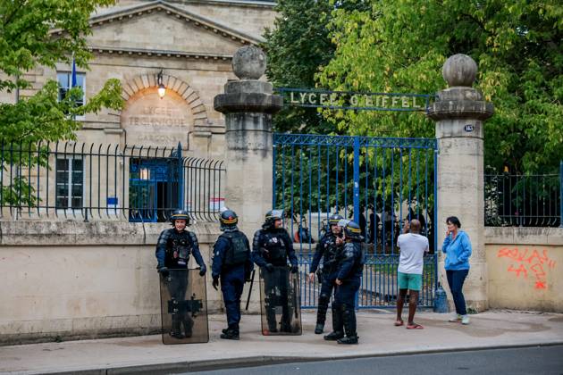 HIGH SCHOOL STUDENTS BLOCK ADMISSION AT GUSTAVE EIFFEL HIGH SCHOOL PHOTOPQR SUD OUEST GUILLAUME BONNAUD Bordeaux October 5, 2026 OCTOBER 5, 2026 IN BORDEAUX HIGH SCHOOL STUDENTS BLOCK ADMISSION AT GUSTAVE EIFFEL HIGH SCHOOL PH Guillaume Bonnaud France Fires have broken out at several schools in France, as students protest by blockading educational institutions nationwide over school funding and learning conditions Bordeaux GIRONDE France Copyright: xPHOTOPQR SUDxOUEST MAXPPPxGUILLAUMExBONNAUDx 20261005SDO9892 20261005SDO9892