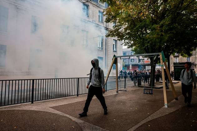 HIGH SCHOOL STUDENTS BLOCK ADMISSION AT GUSTAVE EIFFEL HIGH SCHOOL PHOTOPQR SUD OUEST GUILLAUME BONNAUD Bordeaux October 5, 2026 OCTOBER 5, 2026 IN BORDEAUX HIGH SCHOOL STUDENTS BLOCK ADMISSION AT GUSTAVE EIFFEL HIGH SCHOOL PH Guillaume Bonnaud France Fires have broken out at several schools in France, as students protest by blockading educational institutions nationwide over school funding and learning conditions Bordeaux GIRONDE France Copyright: xPHOTOPQR SUDxOUEST MAXPPPxGUILLAUMExBONNAUDx 20261005SDO9893 20261005SDO9893