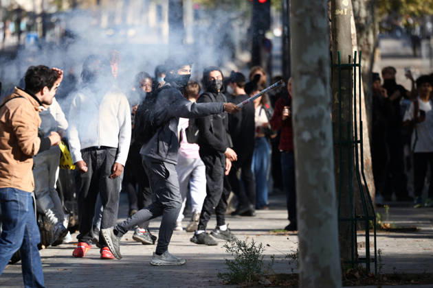 Clashes With Police During Student Protest - Paris Clashes between protesters and police during the student demonstration between the Lycee Paul Valéry and the Lycée Elisa Lemonnier in the 12th arrondissement of Paris, France on October 5, 2026. Students continue their protest to demand the hiring of substitute teachers, increased resources, and decent learning conditions. Photo by Raphael Lafargue ABACAPRESS.COM Paris France Copyright: xLafarguexRaphael ABACAx