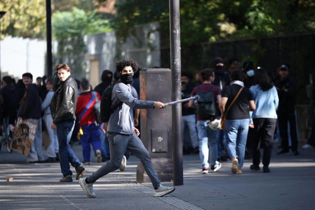 Clashes With Police During Student Protest - Paris Clashes between protesters and police during the student demonstration between the Lycee Paul Valéry and the Lycée Elisa Lemonnier in the 12th arrondissement of Paris, France on October 5, 2026. Students continue their protest to demand the hiring of substitute teachers, increased resources, and decent learning conditions. Photo by Raphael Lafargue ABACAPRESS.COM Paris France Copyright: xLafarguexRaphael ABACAx