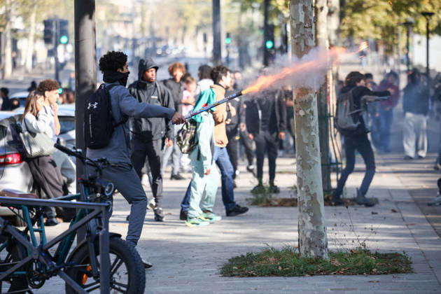 Clashes With Police During Student Protest - Paris Clashes between protesters and police during the student demonstration between the Lycee Paul Valéry and the Lycée Elisa Lemonnier in the 12th arrondissement of Paris, France on October 5, 2026. Students continue their protest to demand the hiring of substitute teachers, increased resources, and decent learning conditions. Photo by Raphael Lafargue ABACAPRESS.COM Paris France Copyright: xLafarguexRaphael ABACAx