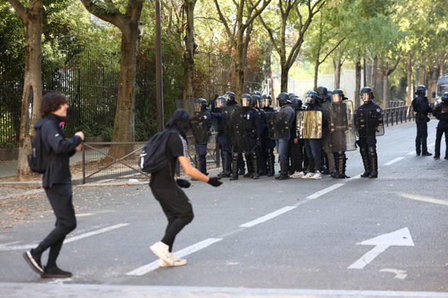 Clashes With Police During Student Protest - Paris Clashes between protesters and police during the student demonstration between the Lycee Paul Valéry and the Lycée Elisa Lemonnier in the 12th arrondissement of Paris, France on October 5, 2026. Students continue their protest to demand the hiring of substitute teachers, increased resources, and decent learning conditions. Photo by Raphael Lafargue ABACAPRESS.COM Paris France Copyright: xLafarguexRaphael ABACAx