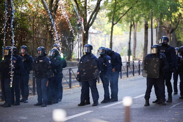 Clashes With Police During Student Protest - Paris Clashes between protesters and police during the student demonstration between the Lycee Paul Valéry and the Lycée Elisa Lemonnier in the 12th arrondissement of Paris, France on October 5, 2026. Students continue their protest to demand the hiring of substitute teachers, increased resources, and decent learning conditions. Photo by Raphael Lafargue ABACAPRESS.COM Paris France Copyright: xLafarguexRaphael ABACAx